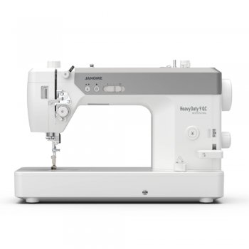 Frontal produktbild av Janome Heavy Duty 9 QC Professional, en vit och grå rakstygnsmaskin i robust metallutförande. Bilden visa