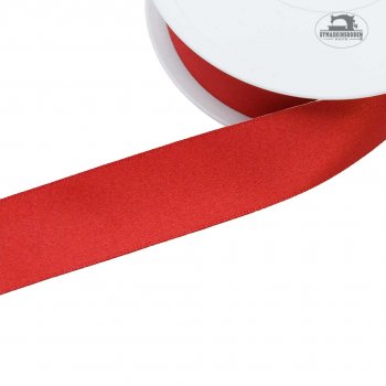 Ett rött satinband med 25mm bredd.