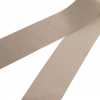 Ripsband i polyester med färgen beige.