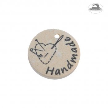 En dekorknapp med texten Handmade och ett hjärta