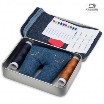 En plåtask fylld med tillbehör för reparation av jeans