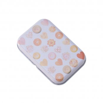 Beige-plåtburk-med-knappar