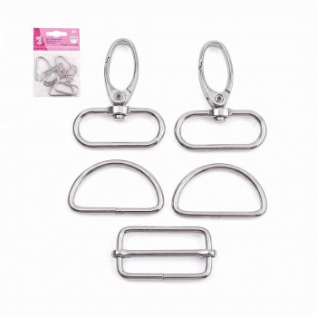 Ett kitt med 2 d-ringar, 2 karbinhakar och 1 reglerspänne i färgen silver.