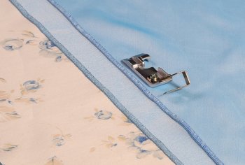 Snoddpressarfot sitter monterad på en Janome overlockmaskin