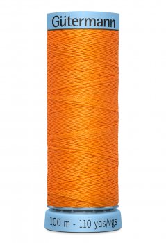 En rulle med orange silkestråd