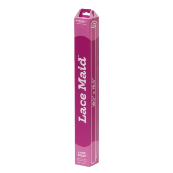 Produktförpackning för Lace Maid™ från WonderFil. En långsmal, vertikal box i magenta med vit text. Förpackningen identifierar p